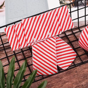Nastro natalizio a quadri rossi e bianchi in un cesto per confezioni regalo fai-da-te