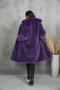 Vista posteriore di un cappotto in ecopelliccia viola con trama spessa e taglio lungo