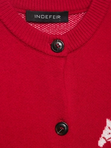 Dettaglio del collo del cardigan rosso in maglia con bottoni e motivo jacquard