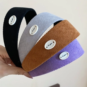 Détail de la texture en velours côtelé de quatre serre-têtes avec étiquettes