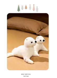 Détail de peluches phoque blanc doux avec des taches noires mignonnes et des yeux ronds