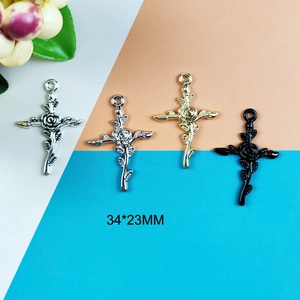 Pendentif croix avec relief de rose en or, argent et noir, taille 34x23 mm