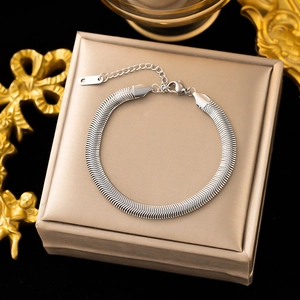 Pulsera plana de hueso de serpiente en acero inoxidable plateado con cierre de langosta