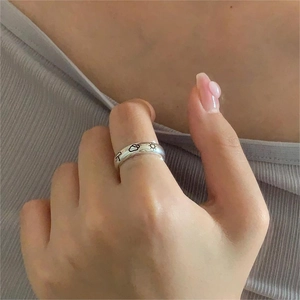 Dettaglio dell'anello in argento sterling con motivi meteo incisi di nuvole e sole
