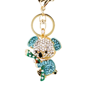 Funkelnder Koala Schlüsselanhänger mit blauen Kristallen und grünem Bambuszweig in Gold