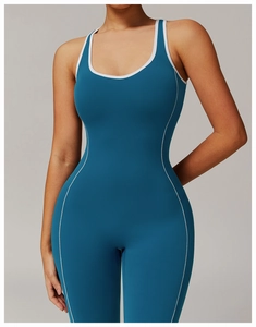 Detail des ausgestellten Yoga-Bodysuits mit weißen Kontrastpaspeln und dunkelblauem Stoff