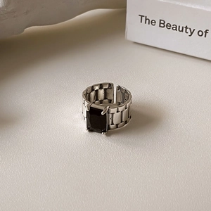 925 sterling silver ring with black rectangular stone and vintage chain strap band
