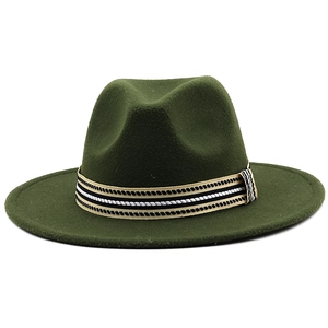 Dettaglio di un cappello fedora verde scuro con fascia intrecciata tricolore
