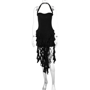 Detail eines schwarzen Neckholder-Bodycon-Kleides mit asymmetrischem Rüschensaum und Passform