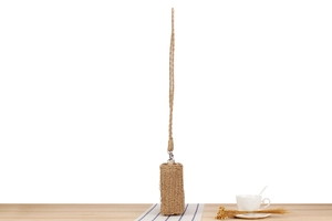 Détail du mini sac tressé en corde de papier avec perles et longue bandoulière fine