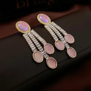Orecchini vintage con pietre rosa ovali e lunghe nappe di zircone in finitura dorata
