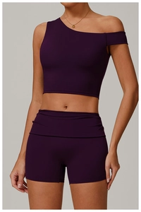 Vue détaillée de l'ensemble haut de yoga asymétrique et short de fitness prune