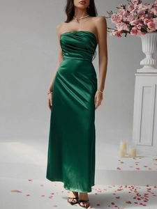 Elegantes, dunkelgrünes Seiden-Maxikleid mit schulterfreiem Design und edlem Glanz