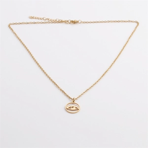 Collier avec pendentif œil maléfique en acier titane doré sur un fond blanc pur