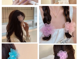 Vues détaillées de barrettes fleurs en maille colorée portées sur diverses coiffures