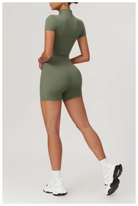 Détail de la combinaison de yoga sans couture avec fermeture éclair et manches courtes vert