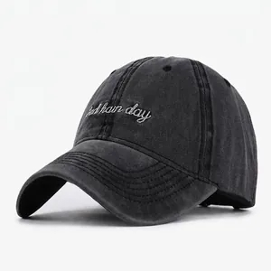 Détail de la broderie bad hair day sur la casquette en coton lavé noir