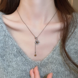 Détail du collier pendentif tournesol œil de tigre avec une chaîne argentée élégante en Y