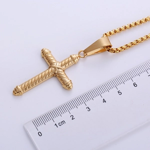 Λήψη macro χρυσού σταυρού 3cm x 1,8cm με ανάγλυφη υφή σε αλυσίδα τύπου κουτί