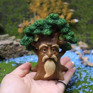 Statua da giardino in miniatura uomo-albero con trama legno e foglie verdi