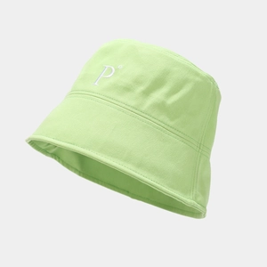 Détail du chapeau bob en coton vert clair avec broderie P blanche et bords surpiqués