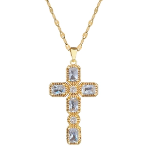Élégant collier croix en titane doré avec strass scintillants sur fond blanc pur