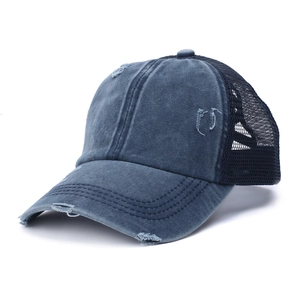 Nahaufnahme der Vintage-Baseballkappe aus gewaschenem Denim mit Mesh und Distressed-Details