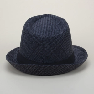 Dettaglio della trama in lana a quadri blu scuro e nastro nero sul cappello fedora