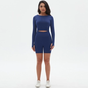 Detailansicht des nahtlosen Yoga-Sets in Marineblau mit bauchfreiem Top und Radlerhose