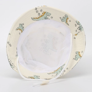 Détail du chapeau enfant avec doublure en maille respirante et cordon de serrage réglable