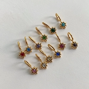 Detail van 14K vergulde sterhangers met kleurrijke zirkonia in tien levendige kleuren