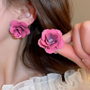 Boucles d'oreilles fleurs 3D roses avec pétales superposés et finition brillante