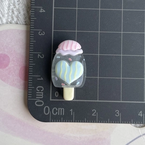 Vue détaillée d'une breloque popsicle en résine de 3,5 cm avec motif de cœur