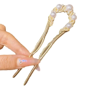 Épingle à cheveux dorée en forme de U avec perles pour une coiffure élégante