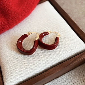 Boucles d'oreilles U géométriques plaquées or 14K avec émail rouge foncé en présentoir