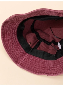 Détails de l'intérieur d'un chapeau bob en coton avec bandeau et œillets de ventilation