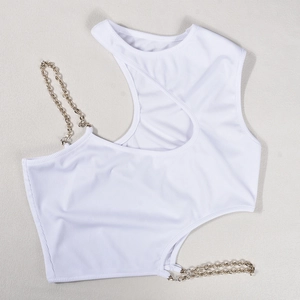 Nahaufnahme des weißen Rippstrick-Crop-Tops mit dekorativen goldene Metallketten