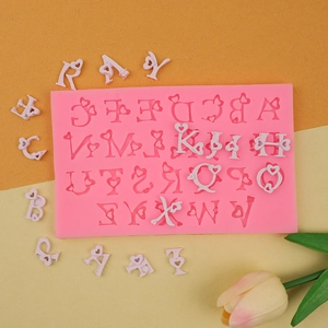 Stampo in silicone rosa con lettere A-Z decorate con cuori per fondente e cioccolato