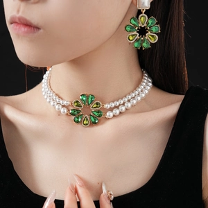 Set di girocollo in perle vintage e orecchini a fiore con smeraldo da donna