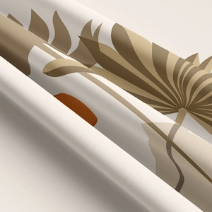 Detailaufnahme des weichen Wandteppichgewebes mit floralen Mustern in Erdtönen und Textur