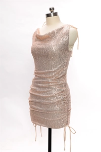 Détail de la robe à paillettes roses avec tissu plissé et cordons de serrage sur le côté