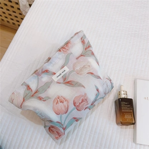Gros plan sur le tissu jacquard à fleurs de tulipes avec étiquette tissée sur un sac