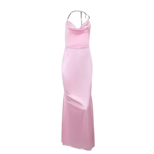 Robe longue en satin rose avec licou en chaîne pour tenue de soirée ou de vacances élégante
