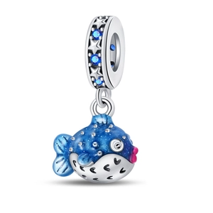 Détail du pendentif poisson-globe bleu avec boucle argentée et gemmes bleues brillantes