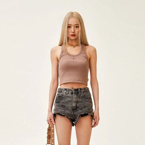 Enges braunes Ripp-Top kombiniert mit grauen Jeans-Shorts mit ausgefranstem Saum