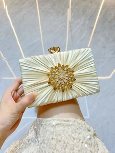 Plissierte Satinnsatin Abendtasche Strassblume Formelle Party Bankett Handtasche Boxform Luxus Elegant Damen