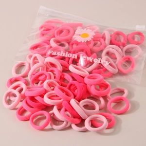 Detailansicht von mehreren rosa elastischen Haargummis in einem Klarsichtbeutel.