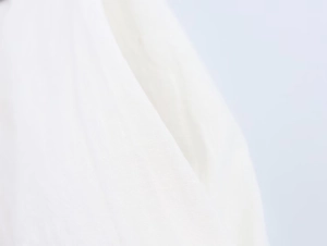 Gros plan sur le passepoil blanc et la texture fine du tissu de la veste de printemps