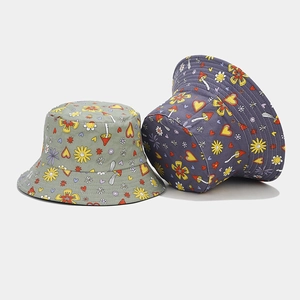 Vue détaillée de chapeaux bobs en coton avec motifs colorés de fleurs et de champignons