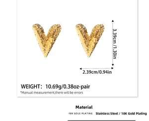 Detail of hammered gold heart earrings with 3.39cm height and 18K gold plated steel texture
